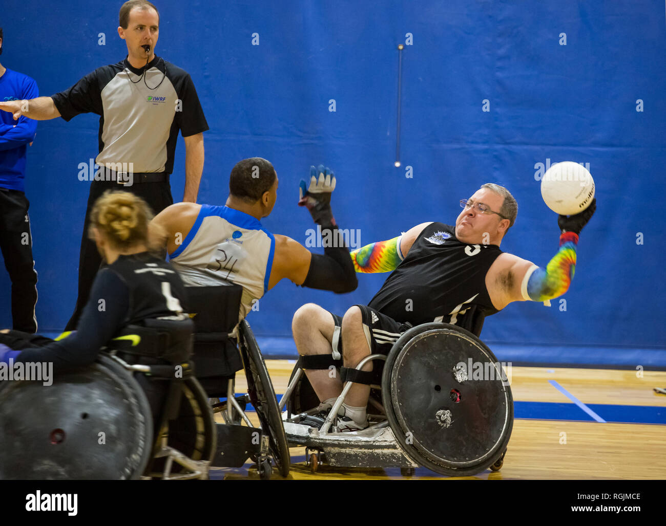 Behinderte Athleten konkurrieren im zweitägigen Queen City Kollision Rollstuhl Rugby Turnier in Mooresville, North Carolina am 26. Januar 2019. Stockfoto