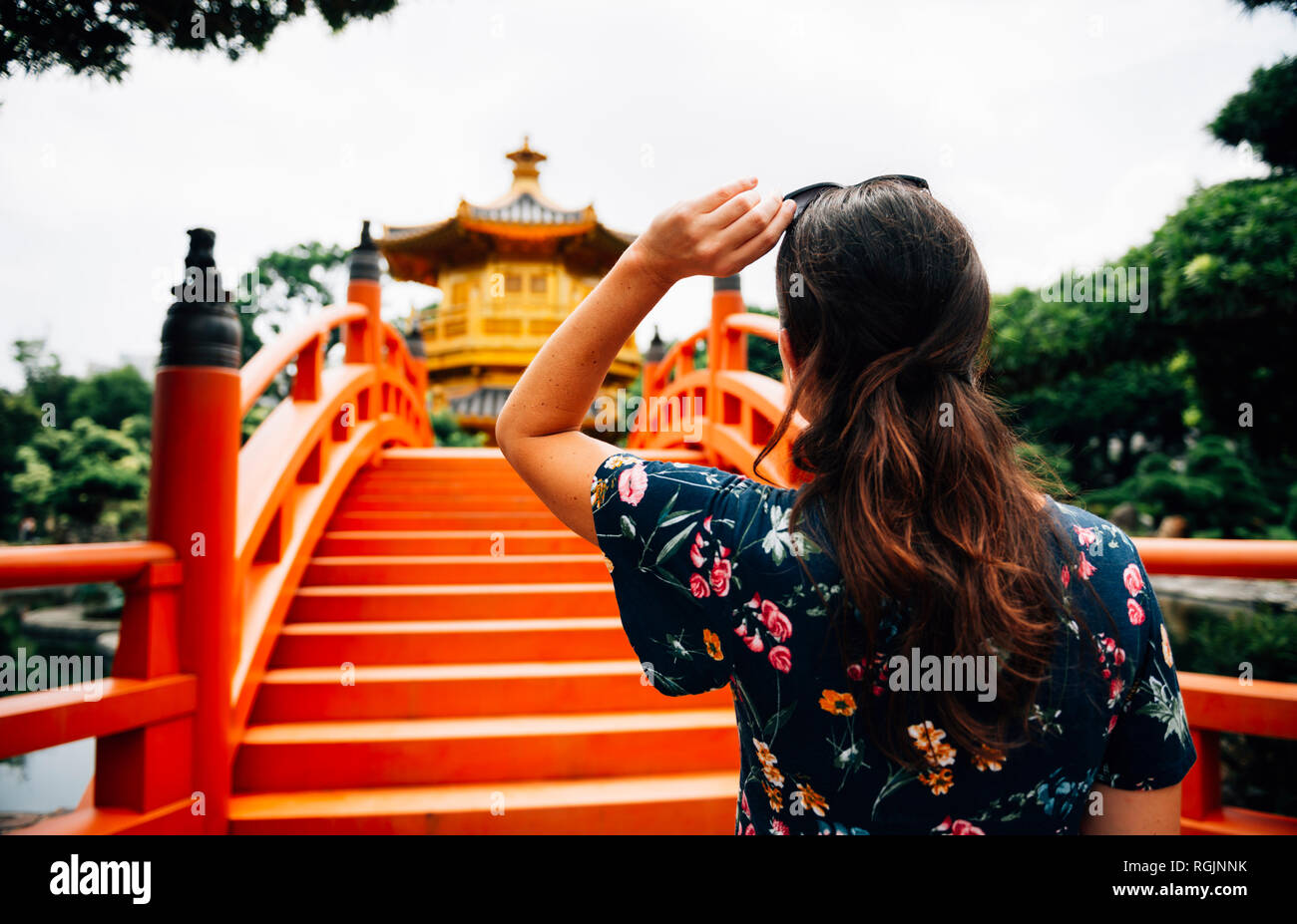 China, Hongkong, Diamond Hill, Nan Lian Garden, weiblichen Touristische lookint Golden Pavillon der Absolute Perfektion Stockfoto