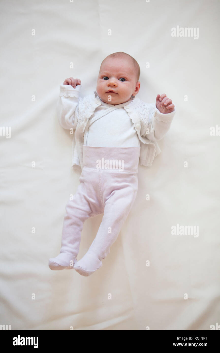 Portrait von Baby Mädchen liegt auf einem weißen Tuch Stockfoto