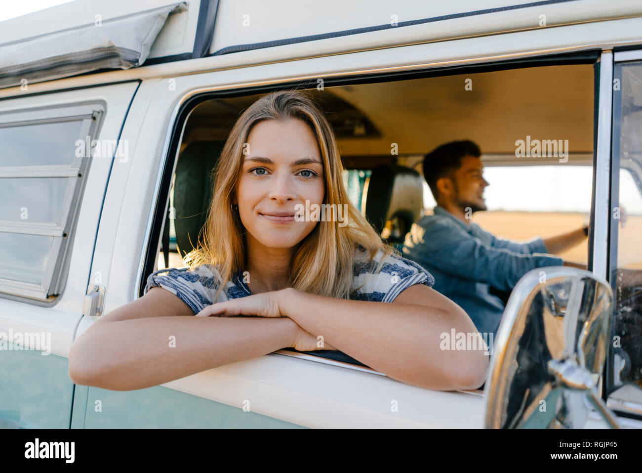Porträt der lächelnde Frau lehnte sich aus dem Fenster eines Reisemobil mit Mann, der Stockfoto