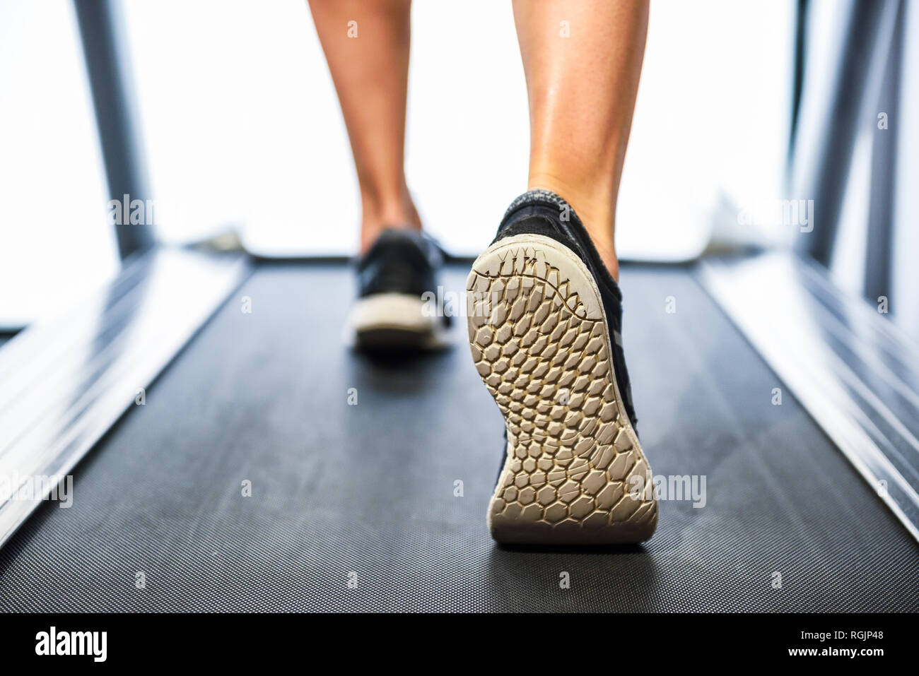 Person, die auf einem Laufband Stockfoto