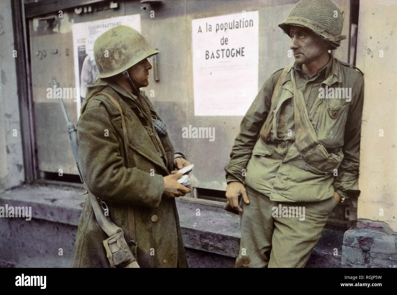 Zwei Infanteristen, Bastogne, Belgien, Ardennes-Alsace Kampagne, Schlacht der Ausbuchtung, Dezember 1944 Stockfoto
