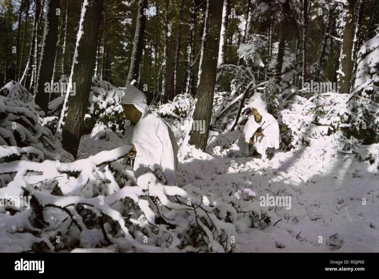 Infanteristen tragen Schnee Capes, Ardennes-Alsace Kampagne, Schlacht der Ausbuchtung, Januar 1945 Stockfoto