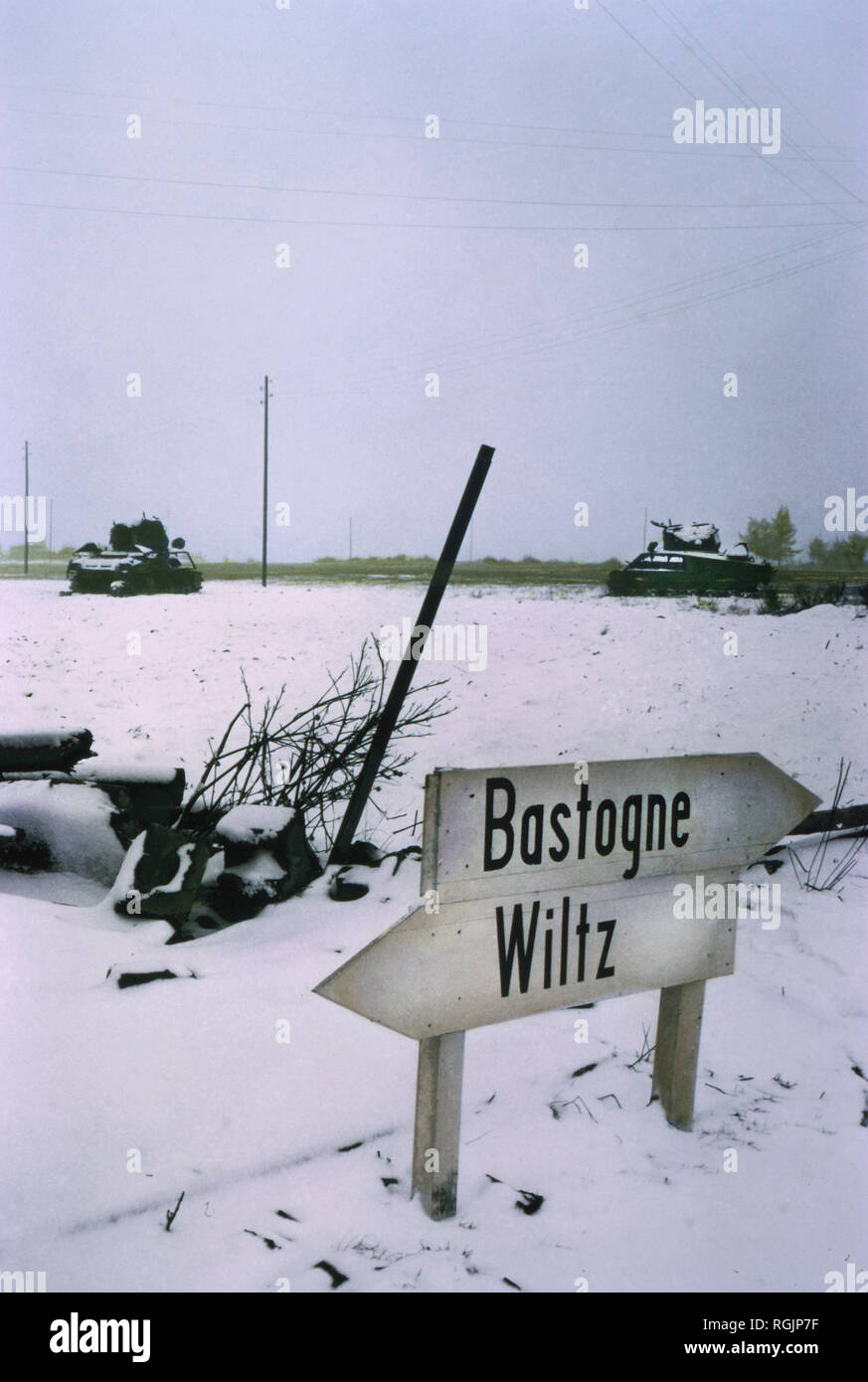 Knocked-Out US-mittlere Panzer in schneebedeckten Feld, Ardennes-Alsace Kampagne, Schlacht in den Ardennen, Belgien, 1945 Stockfoto