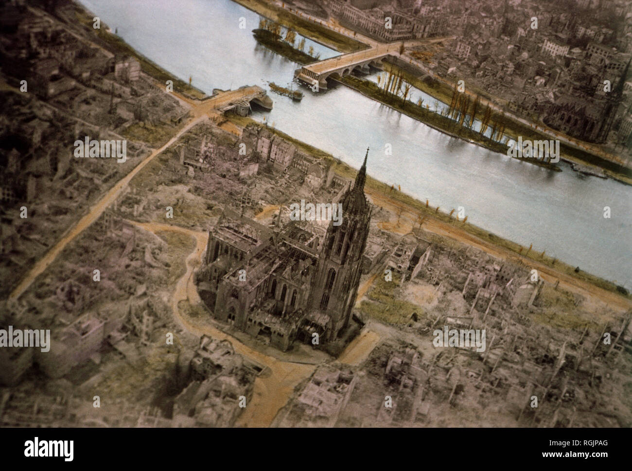 Hohen Winkel mit Blick zum Fluss mit Kathedrale und die umliegenden Zerstörung, Central Europe Kampagne, die Alliierte Invasion in Deutschland, Frankfurt, Deutschland, 1945 Stockfoto