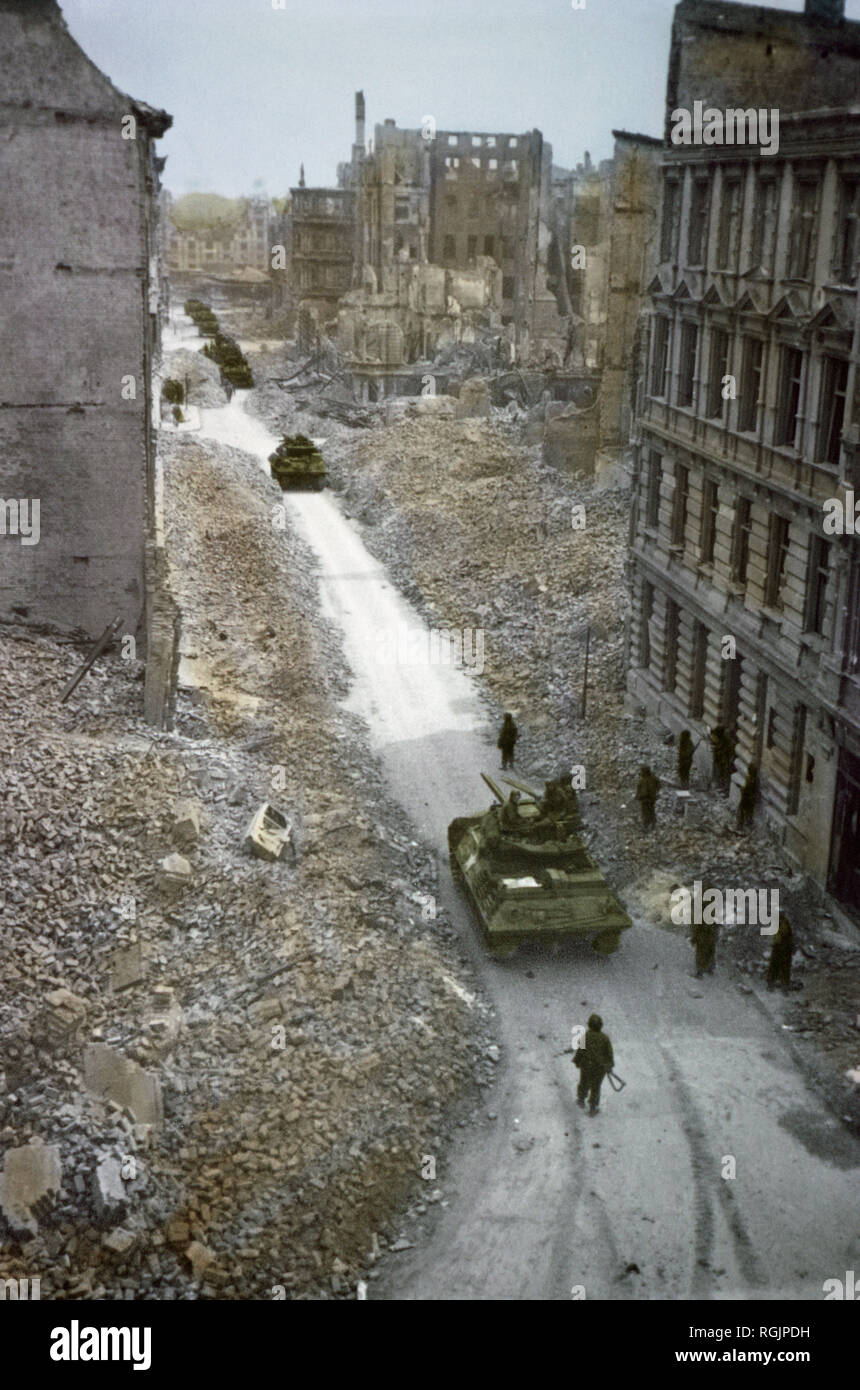 Panzerjäger bewegen durch zerstörte Stadt Magdeburg, Deutschland, Mitteleuropa Kampagne, die Alliierte Invasion von Deutschland, 1945 Stockfoto