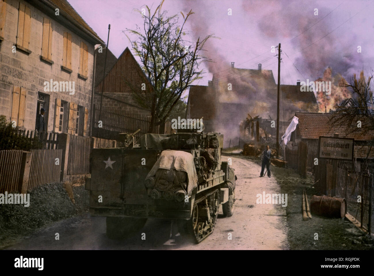 Deutsche Zivile, winken Weiße Flagge der Kapitulation, kommend in Richtung Half-Track, Geisselhardt, Deutschland, Mitteleuropa Kampagne, die Alliierte Invasion von Deutschland, 1945 Stockfoto