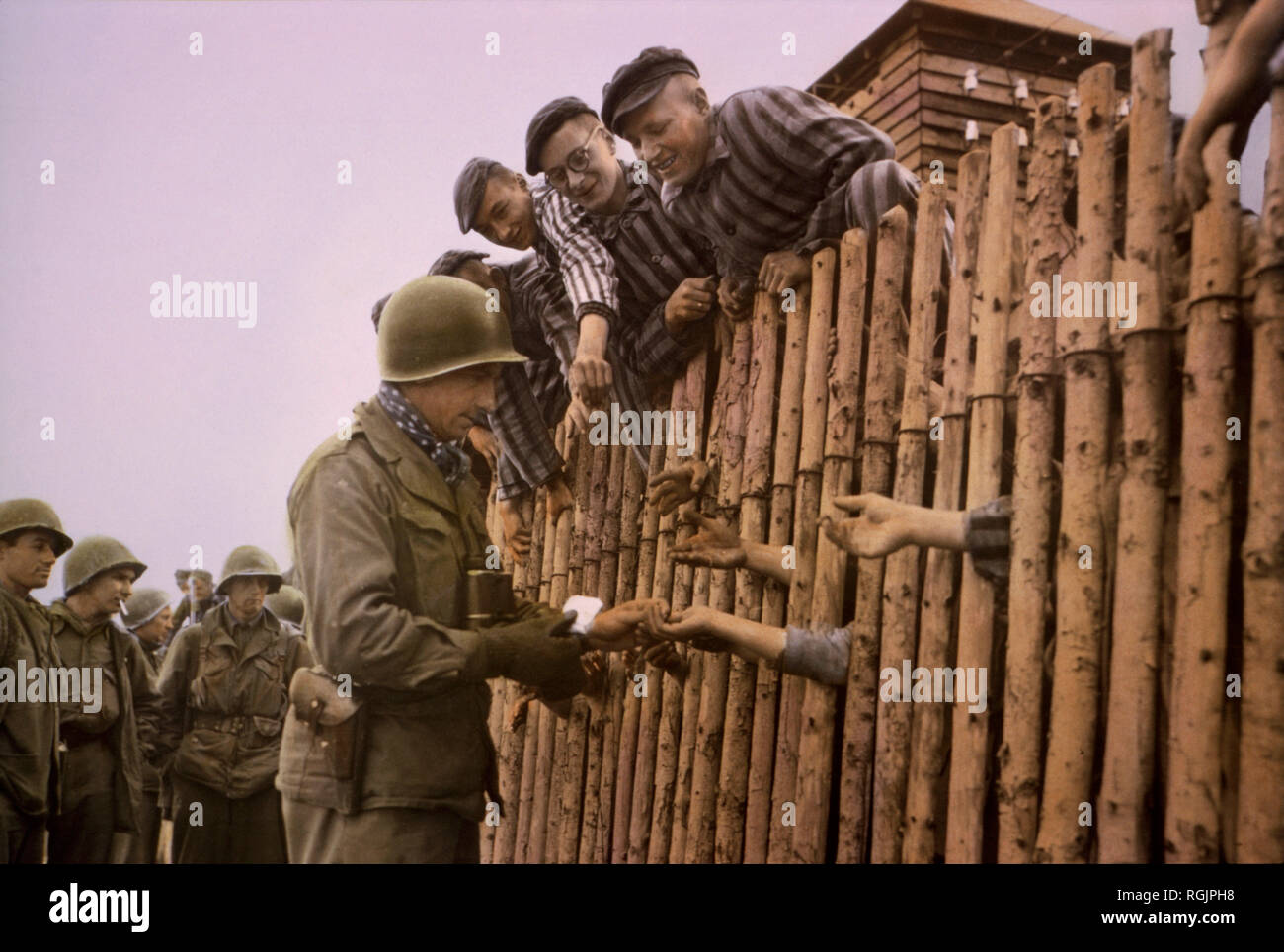 Privatleben der Siebten US-Armee die Zigaretten zu befreiten Gefangenen, Dachau, Deutschland, Mitteleuropa Kampagne, die Alliierte Invasion in Deutschland, April 29,1945 Stockfoto
