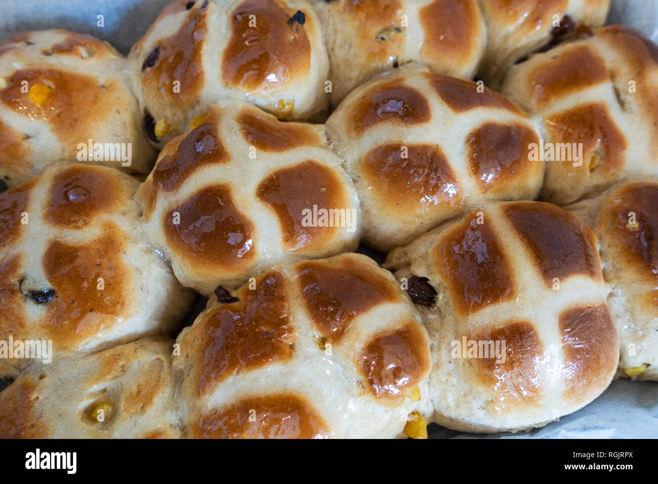 Frisch gebackene und glasierte heiße Brötchen Stockfoto