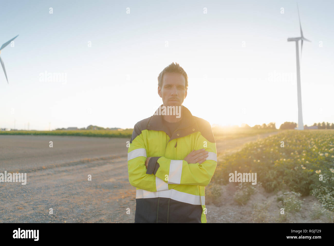 Portrait von Ingenieur stehen auf Feld Pfad zu einem Windpark Stockfoto