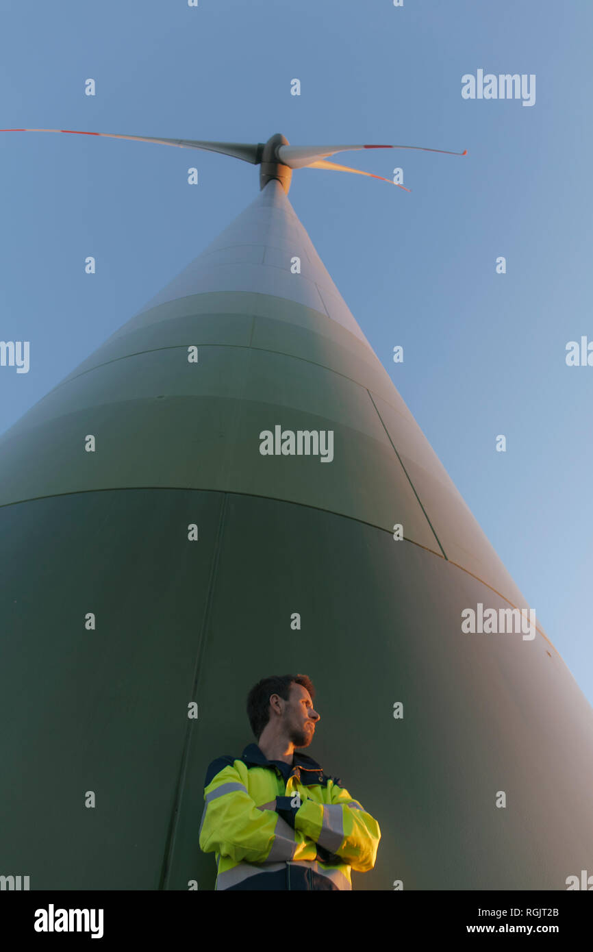 Low Angle View von Ingenieur an einer Windkraftanlage Stockfoto
