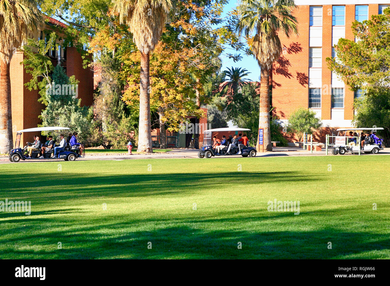 Gast College Football Team Mitglieder erhalten eine geführte Tour auf Golfkarren auf dem Campus der Universität von Arizona in Tucson AZ Stockfoto