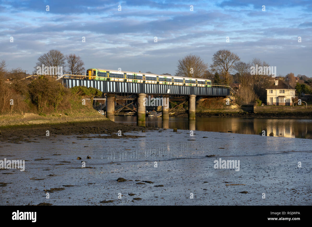 Southern Railway Zug Überquerung Brücke über den Fluss Itchen in St. Denys, Southampton, Hampshire, England, Großbritannien Stockfoto