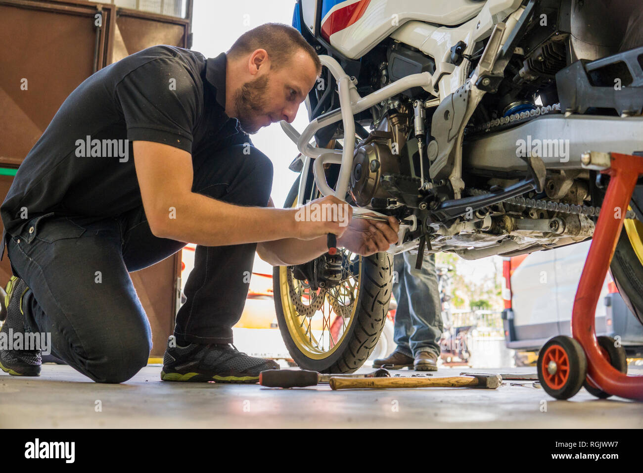 Mechaniker arbeiten am Motorrad in Werkstatt Stockfotografie - Alamy