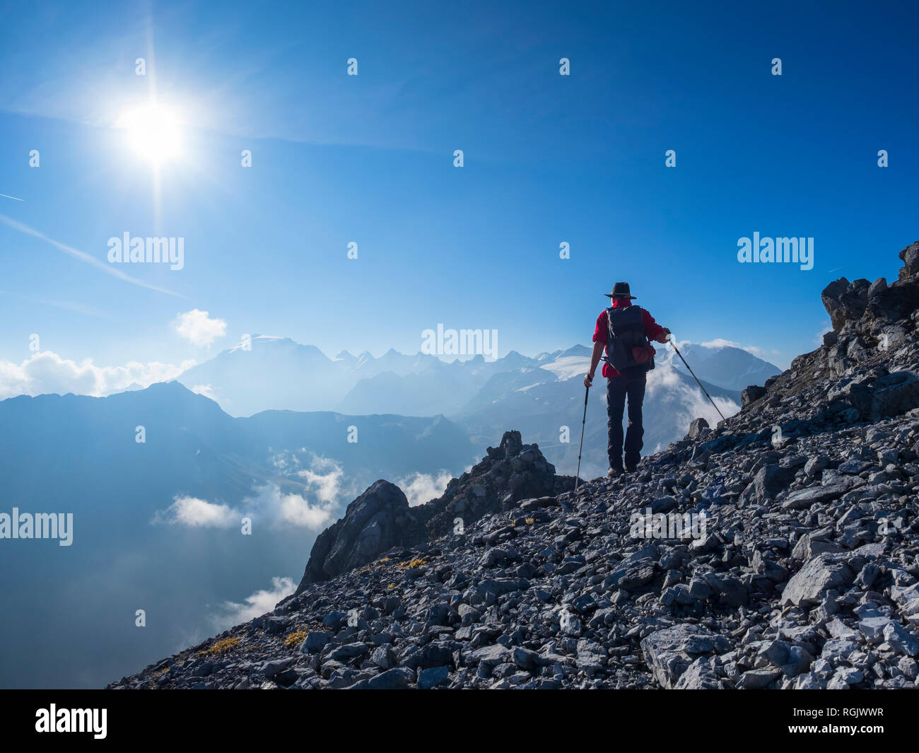 Grenzregion Italien Schweiz, älterer Mann Wandern in der Bergwelt am Piz Umbrail-pass Stockfoto