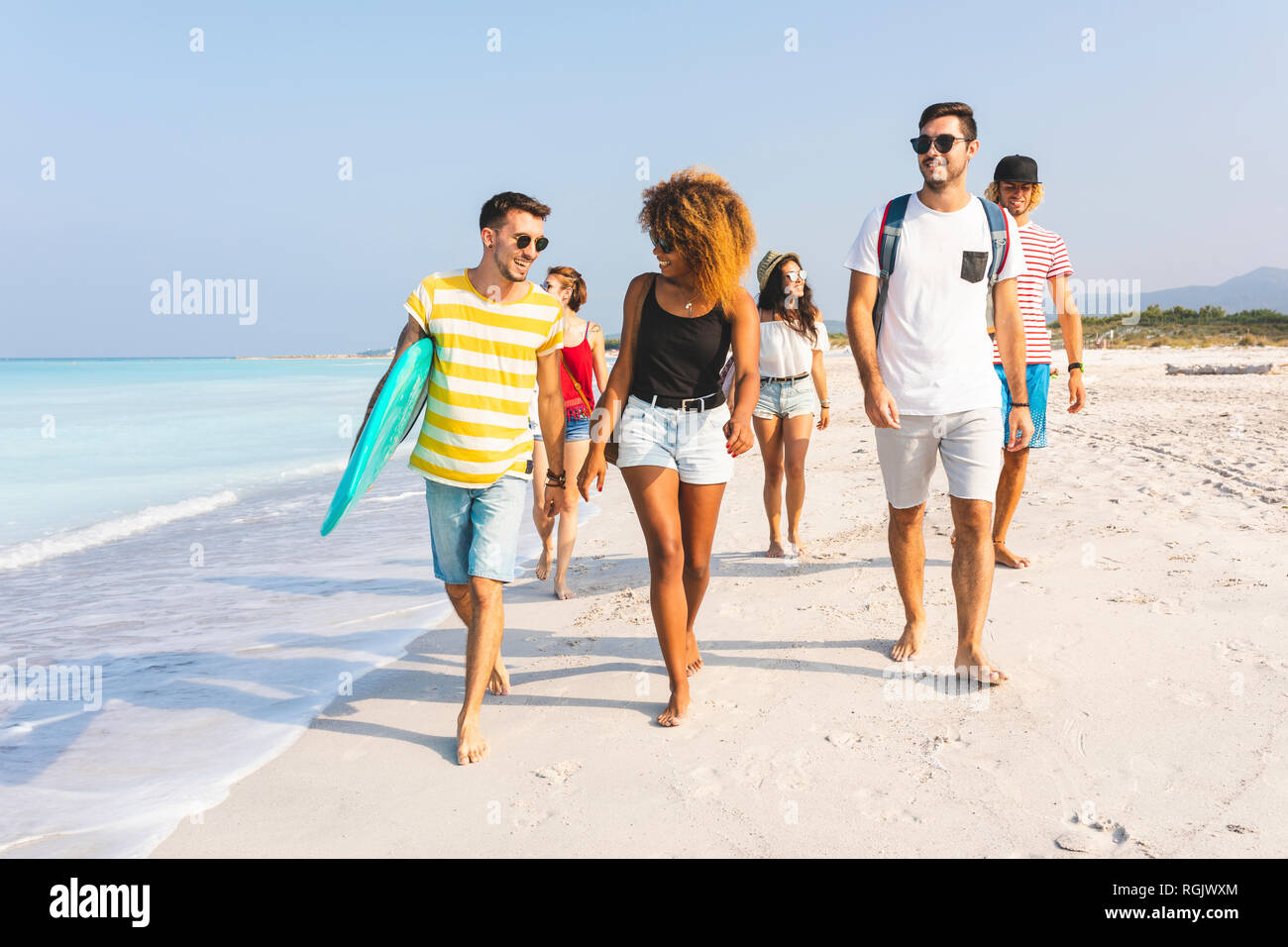 Eine Gruppe von Freunden zu Fuß am Strand, Surfbretter Stockfoto