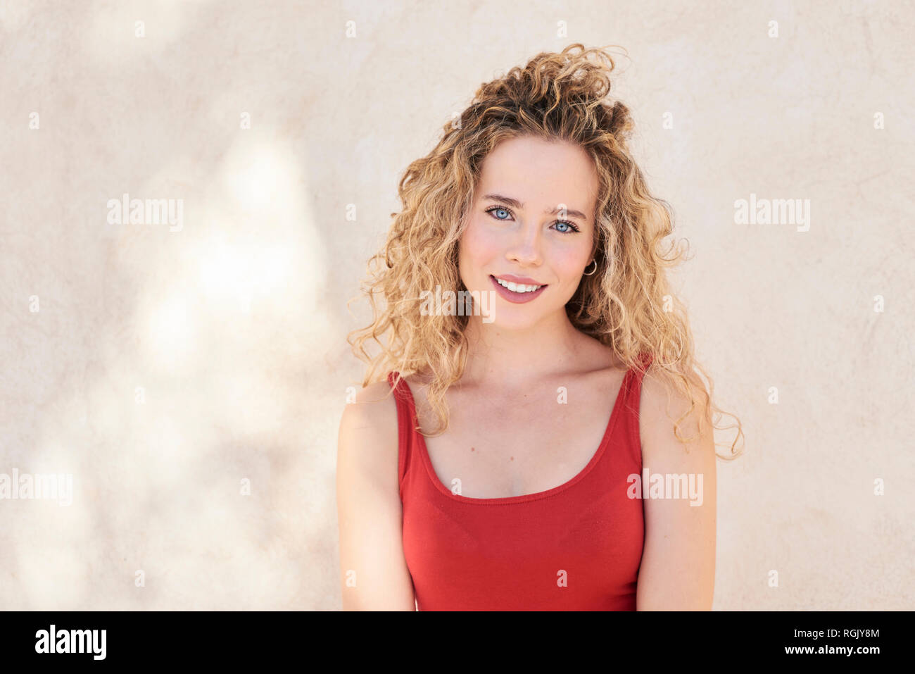 Porträt von lächelnden blonden Frau Stockfoto