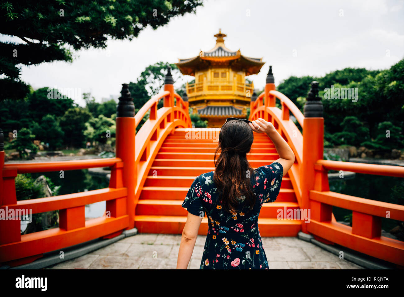 China, Hongkong, Diamond Hill, Nan Lian Garden, weiblichen Touristische lookint Golden Pavillon der Absolute Perfektion Stockfoto