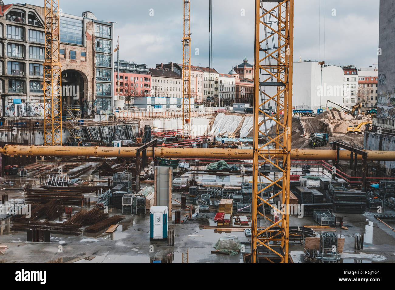 Berlin, Deutschland - Januar 2019: Baustelle des Tacheles Areal in Berlin Mitte, Deutschland. Stockfoto