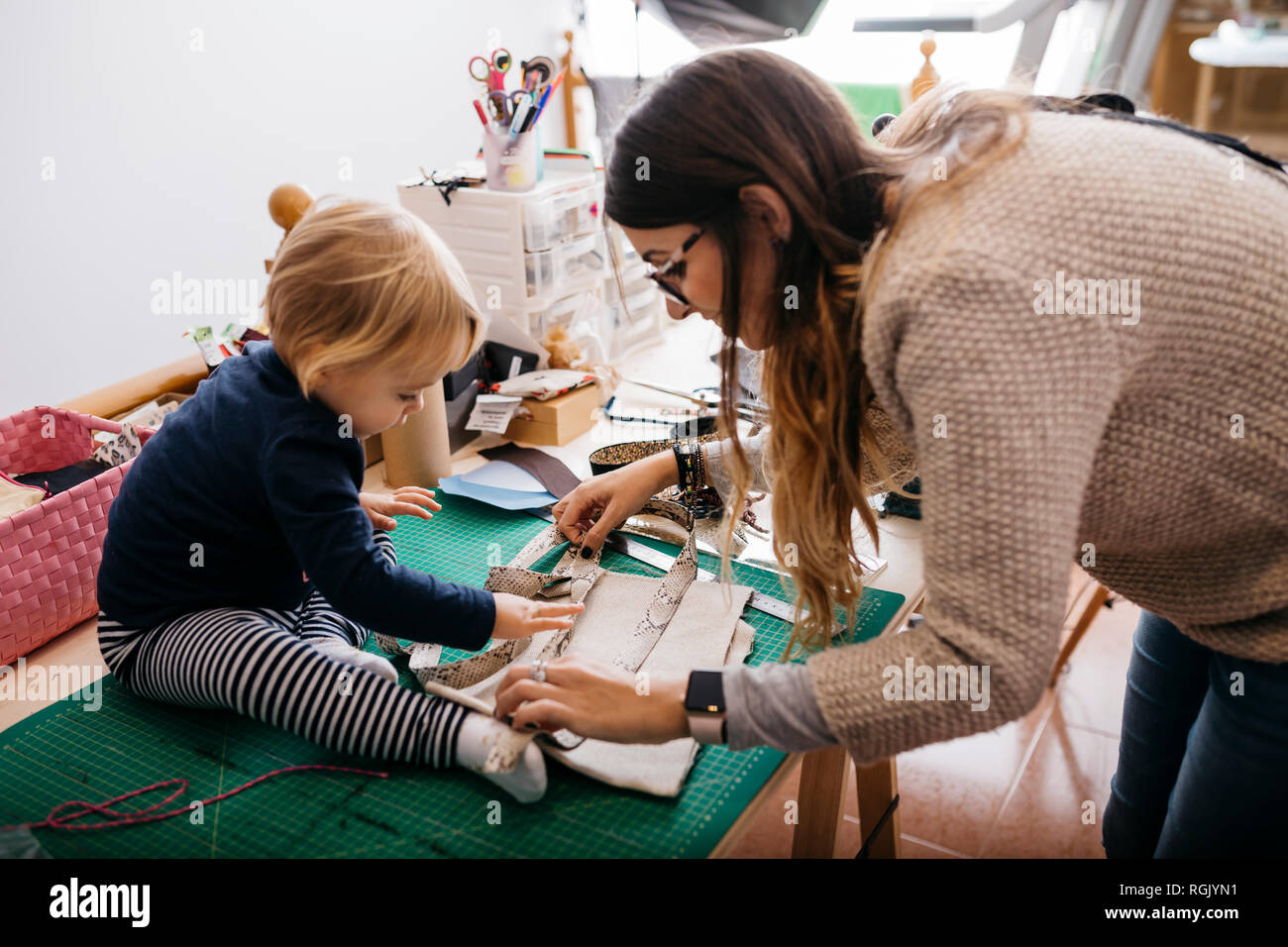 Mutter mit Tochter zu Hause arbeiten mit Mode Accessoires Stockfoto