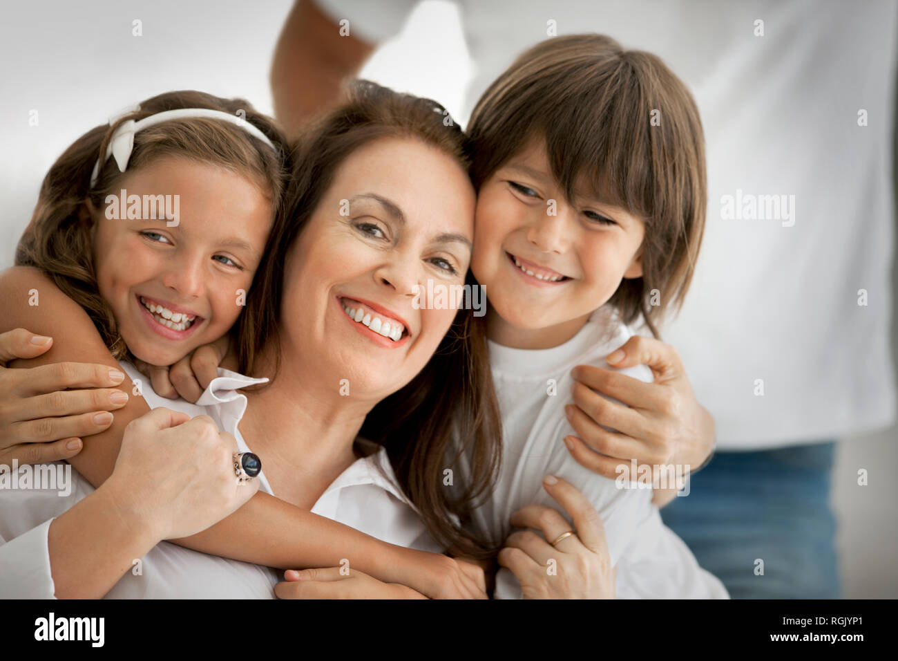 Portrait der Frau mit ihrer Enkelin und Enkel. Stockfoto