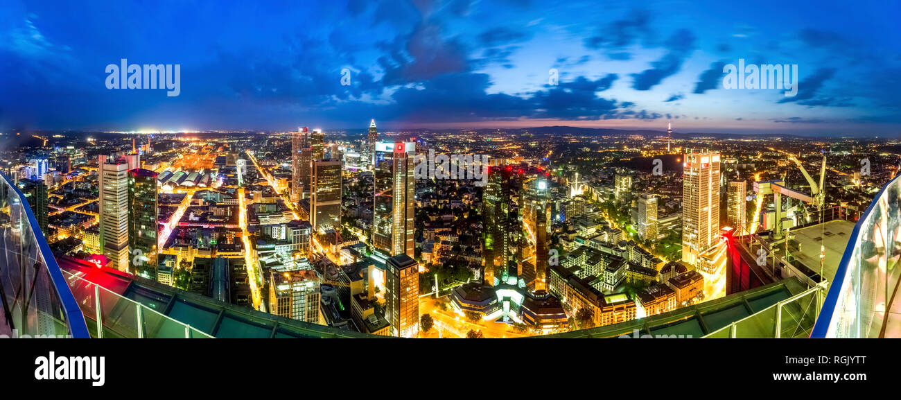 Deutschland, Hessen, Frankfurt, Cityview, Blaue Stunde, großem Betrachtungswinkel Stockfoto