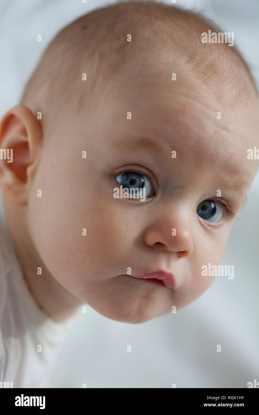 Porträt von Babymädchen mit blauen Augen Stockfoto