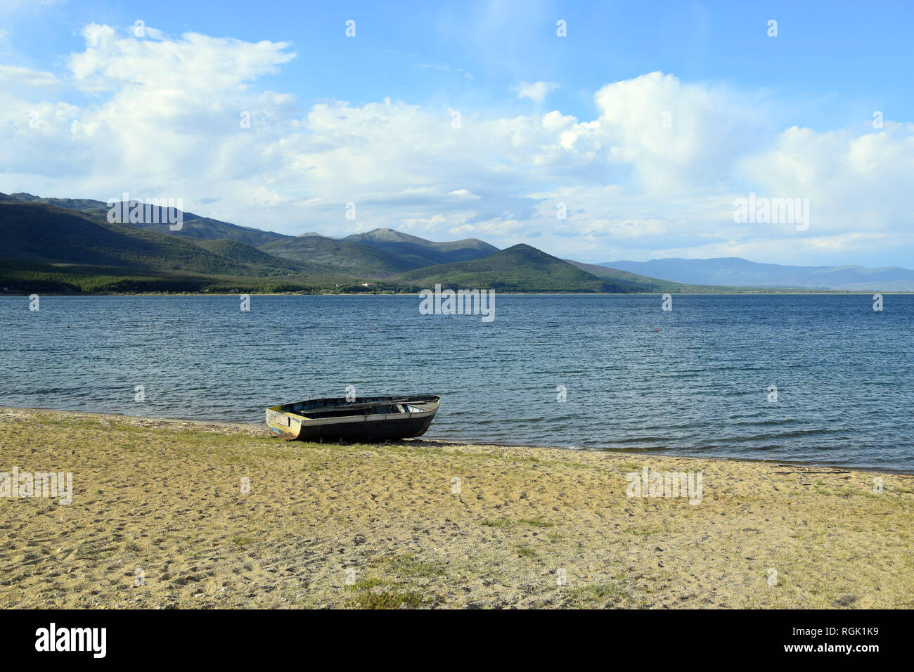 Lake Prespa, Boot am Strand in Stenje Dorf. Mazedonien - Albanien - Griechenland Grenze. Stockfoto