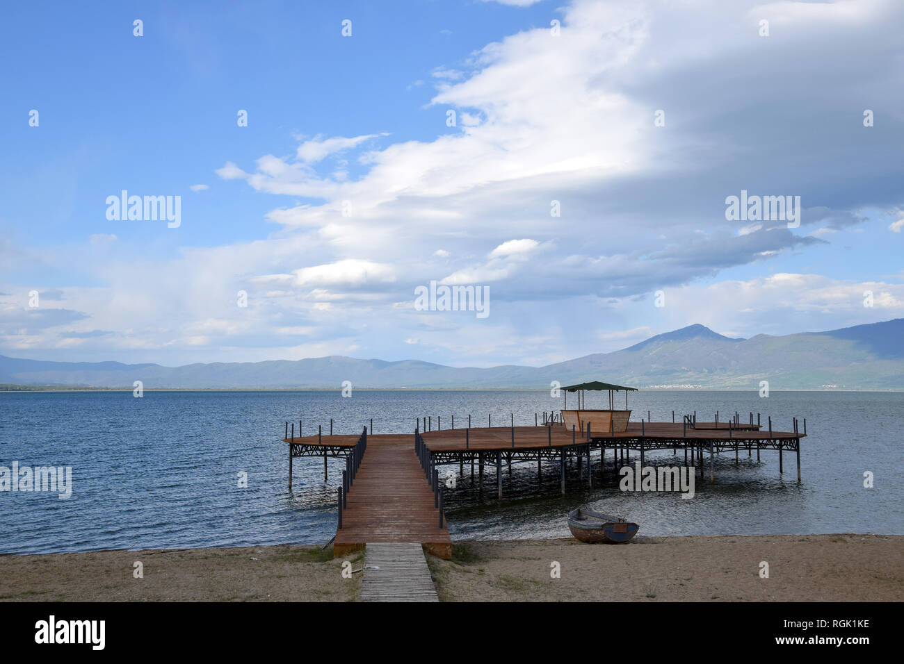 Hölzerne Seebrücke in Lake Prespa, Strand in Stenje Dorf. Mazedonien - Albanien - Griechenland Grenze. Stockfoto