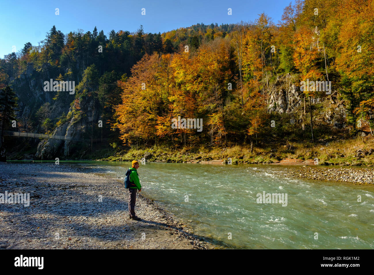 Deutschland, Bayern, Oberbayern, Chiemgau, in der Nähe von Schleching, Wanderer an Tiroler Ache Riverside im Herbst Stockfoto