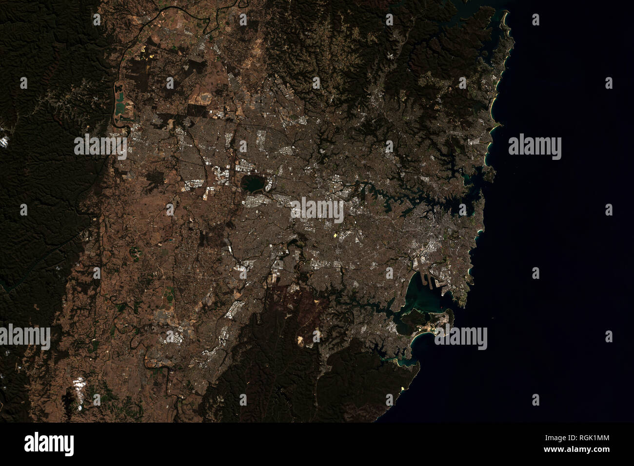 Hochauflösendes Satellitenbild von Sydney und den Pazifischen Ozean in Australien - enthält geänderte Copernicus Sentinel Data [2018] Stockfoto