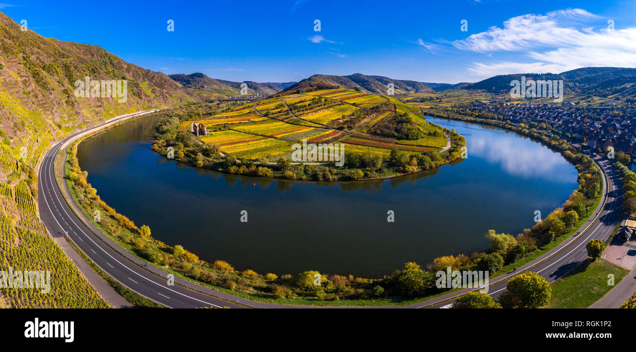 Deutschland, Rheinland-Pfalz, Cochem-Zell, Bremm, Panoramablick auf die Mosel Schleife und Mosel Stockfoto