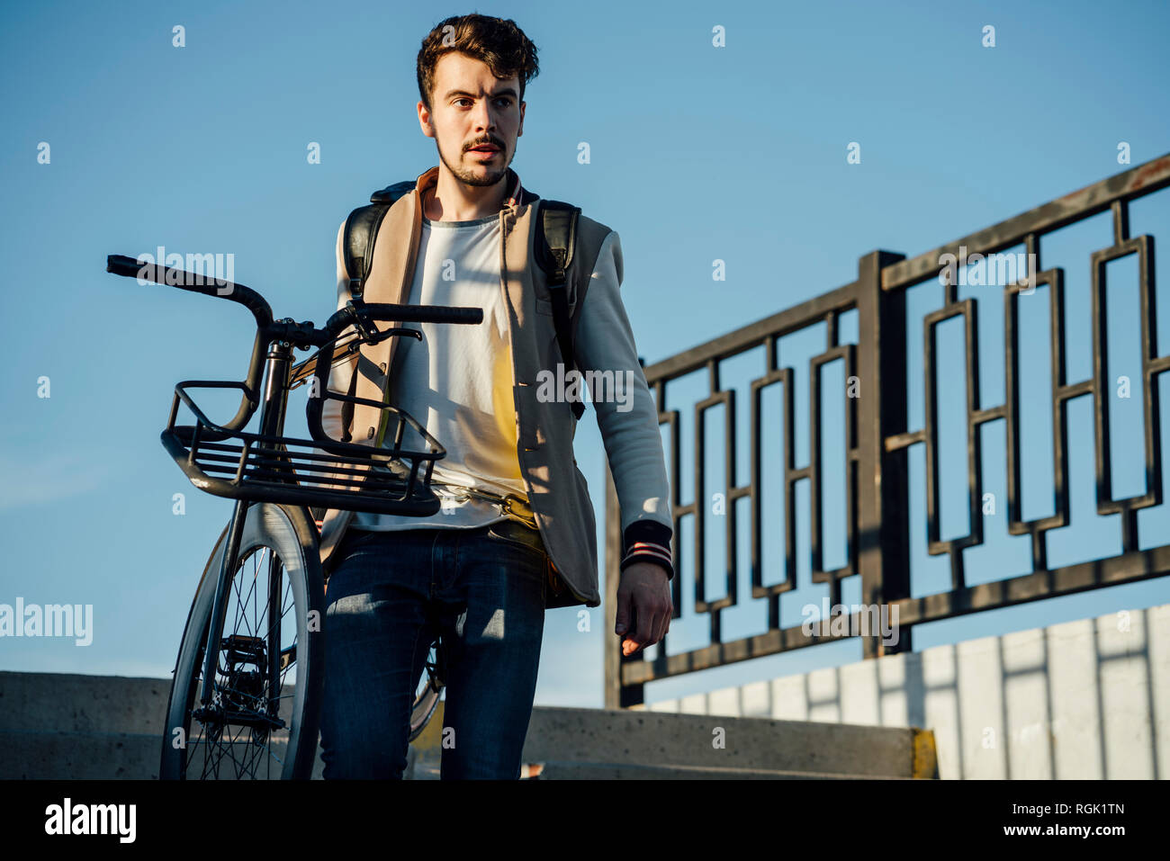 Junger Mann, der Pendler fixie Bike eine Treppe hinunter. Stockfoto