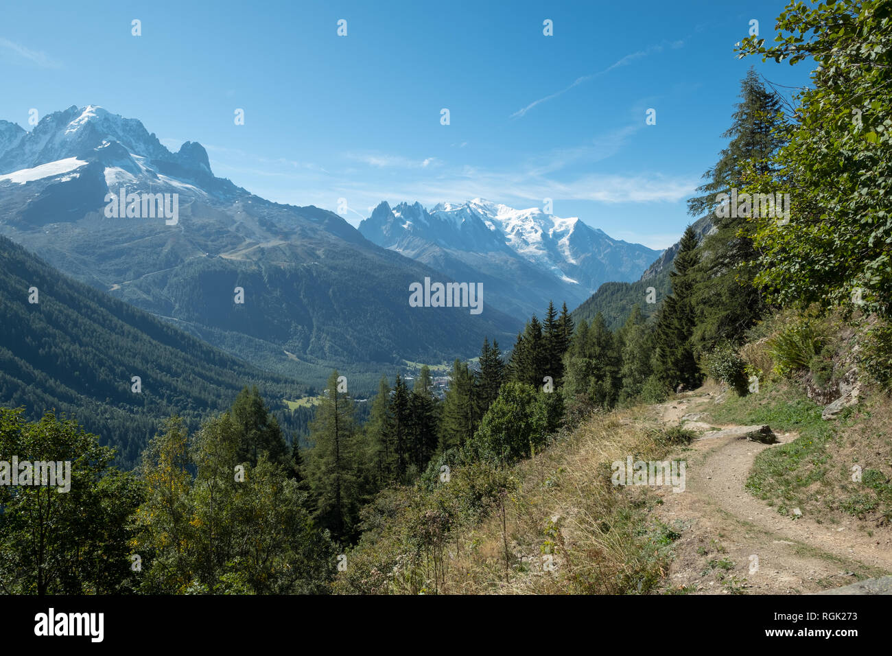 Aiguilette des Posettes Wanderweg in der Nähe von Chamonix, Frankreich mit Blick auf die schneebedeckten Aiguille Verte; und das obere Tal von Chamonix Stockfoto