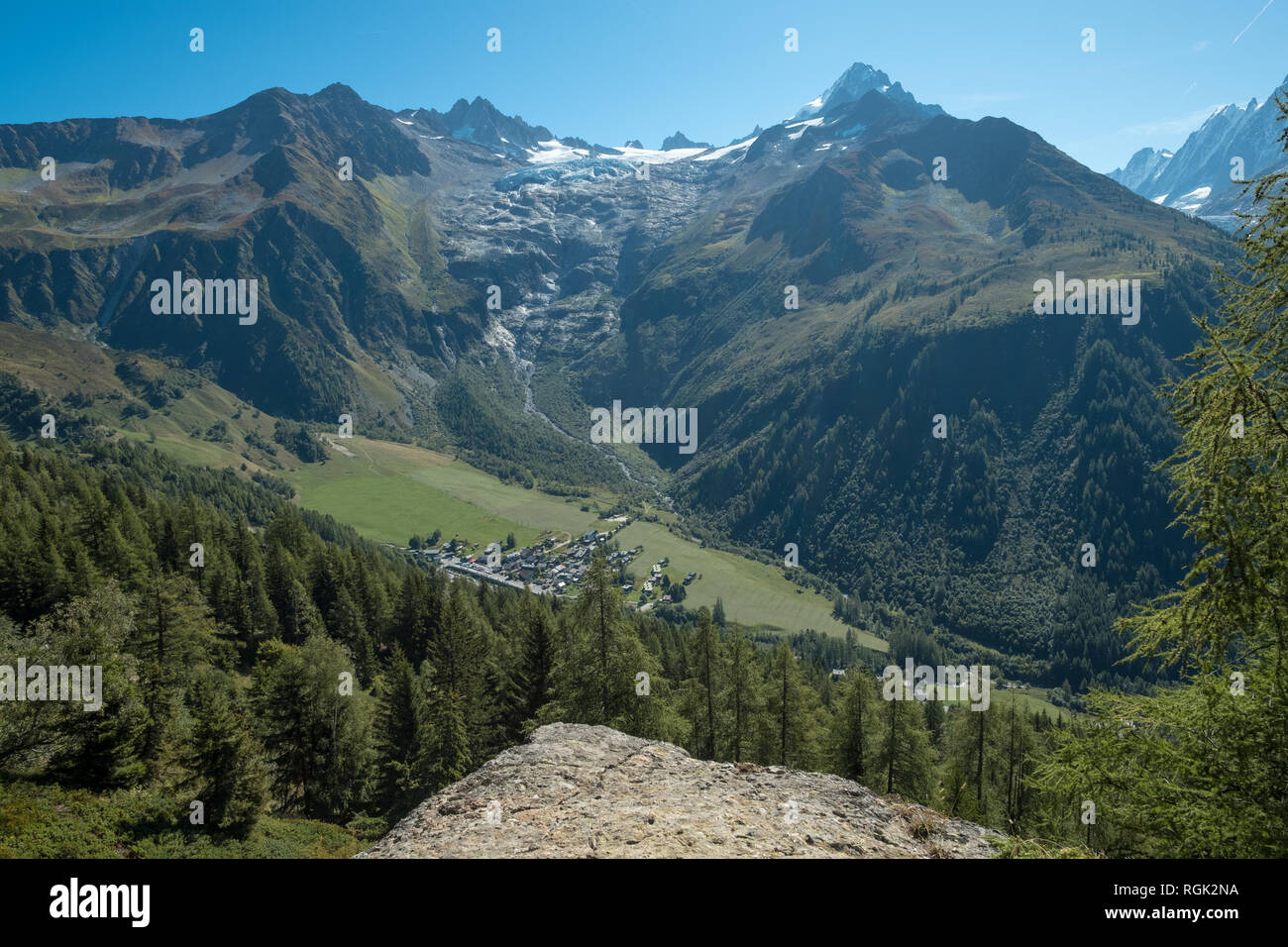 Gezackte Alpen und Dorf Le Tour im Tal unten ab Wanderweg in der Nähe von Mont Blanc, Frankreich Stockfoto Gezackte Alpen und Dorf Le Tour im Tal unten ab Wanderweg in der Nähe von Mont Blanc, Frankreich Stockfoto