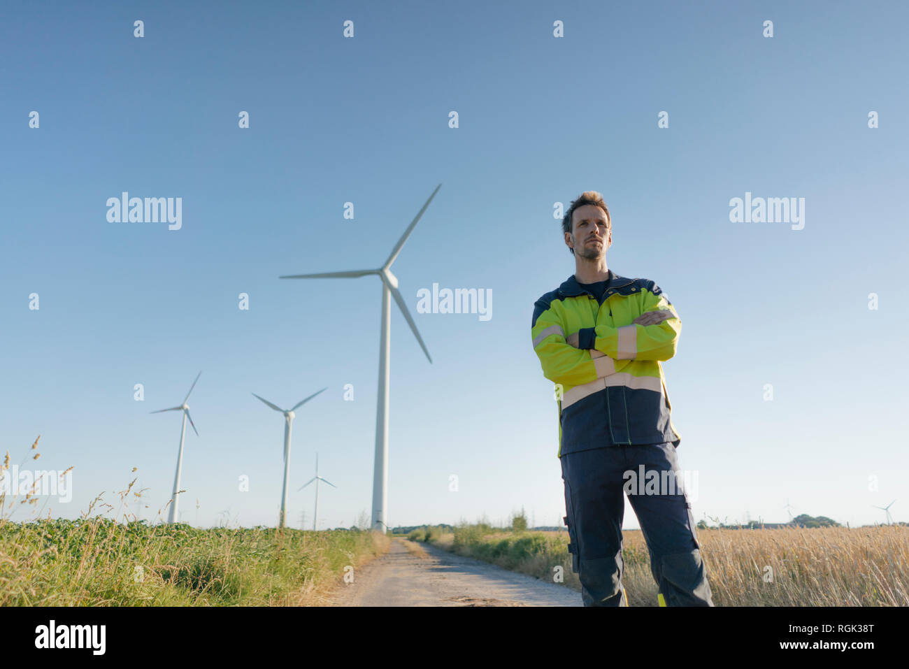Techniker stehen auf Feld Pfad zu einem Windpark Stockfoto