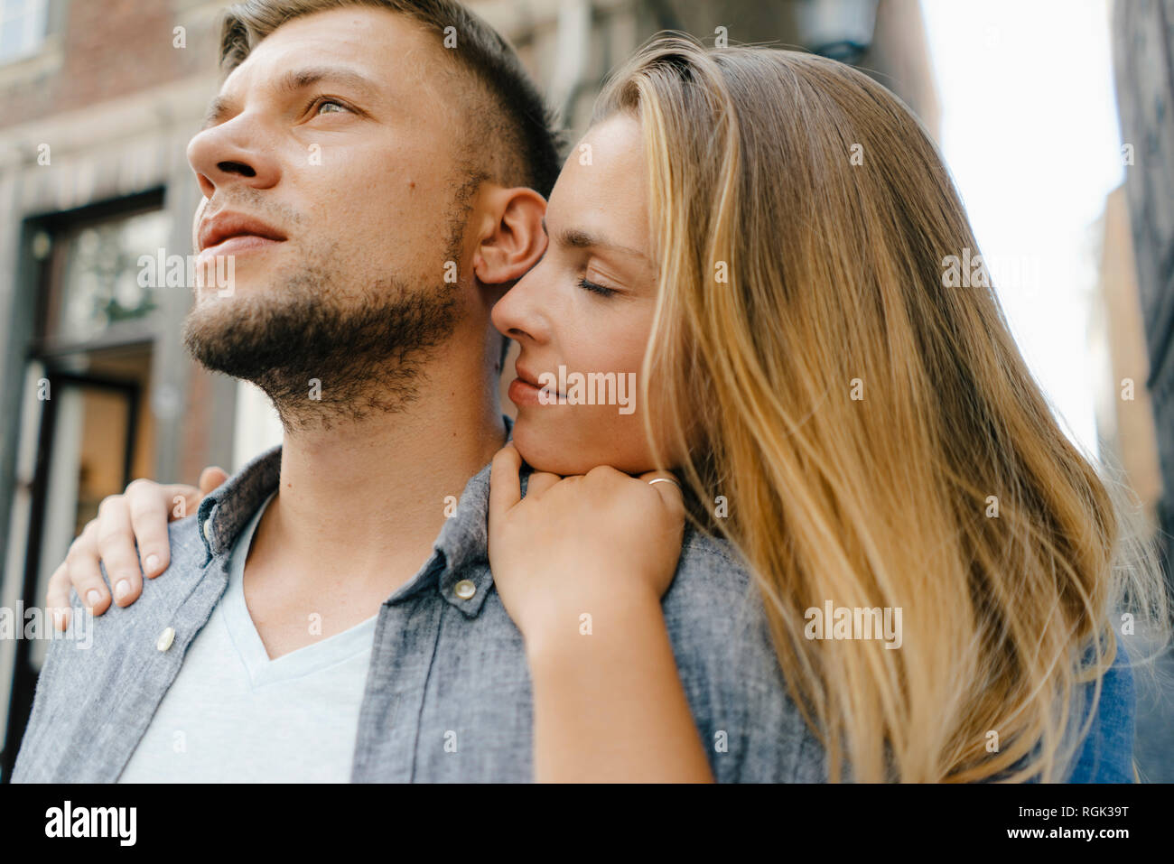 Liebevolle junge Paare in der Stadt Stockfoto