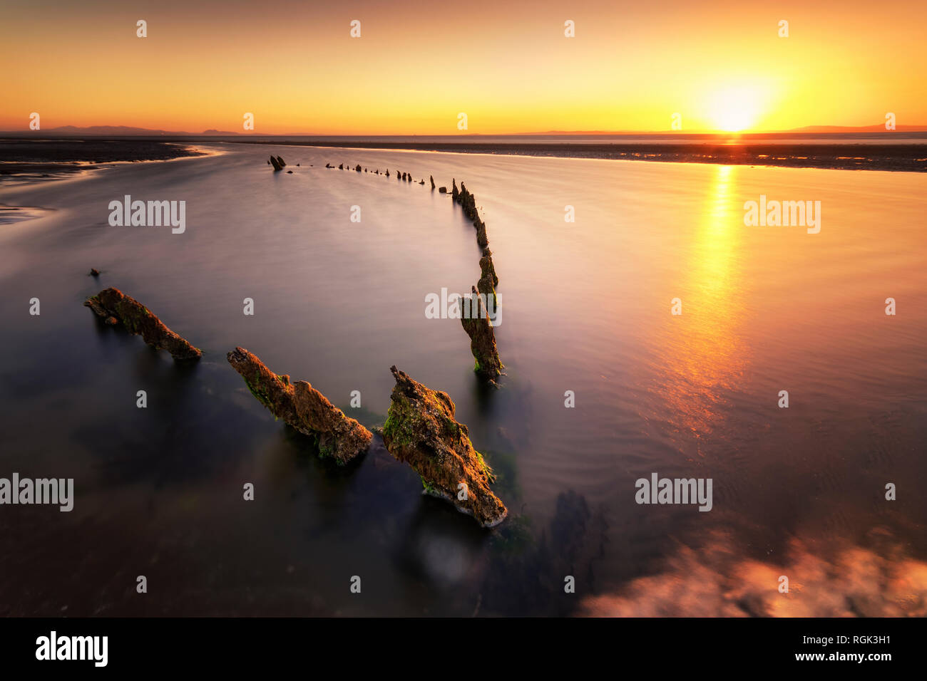 Großbritannien, Schottland, East Lothian, Aberlady Nature Reserve, Schiffbruch bei Sonnenuntergang Stockfoto