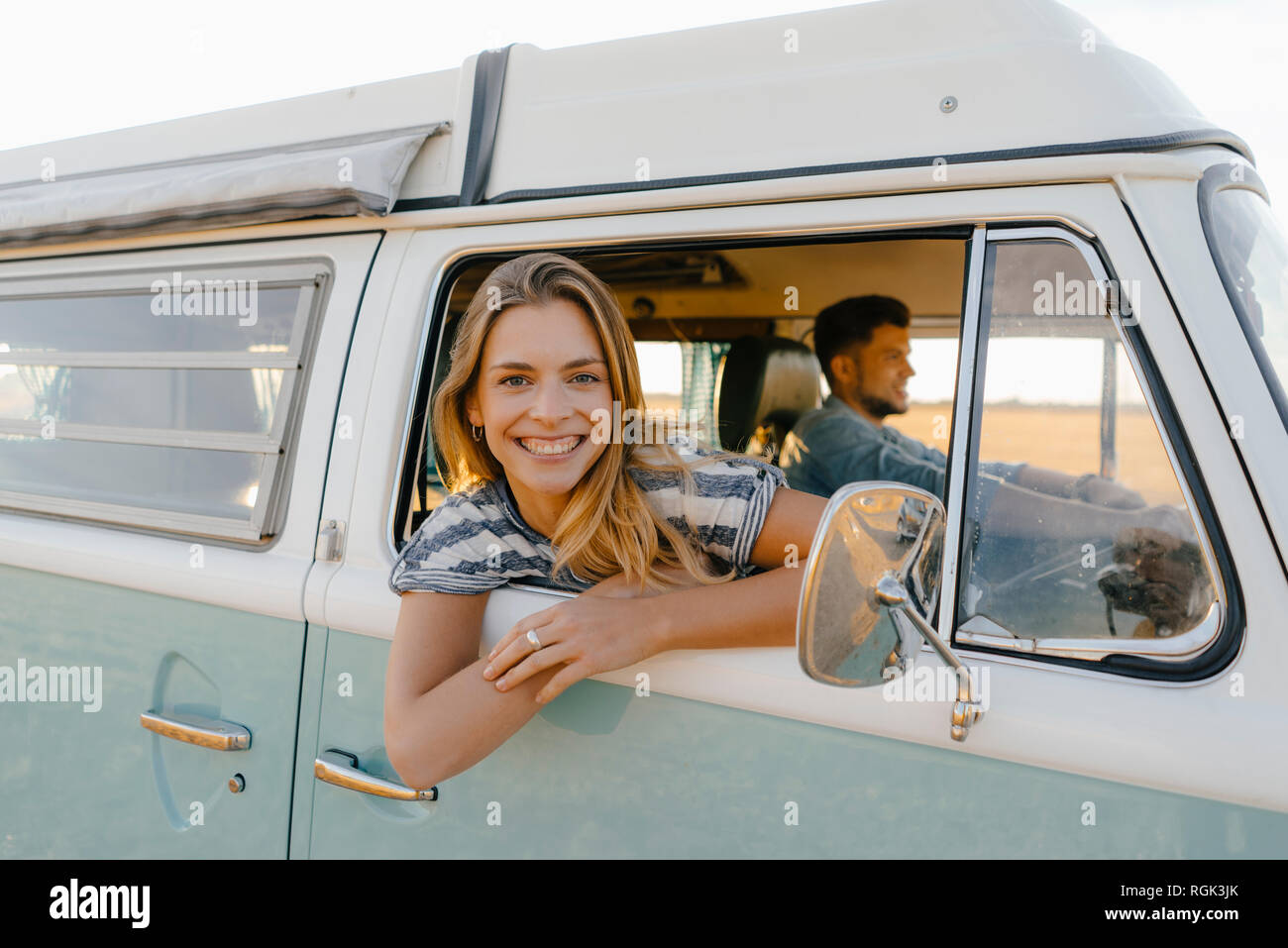 Portrait von Frau lehnte sich aus dem Fenster eines Reisemobil mit Mann, der Stockfoto