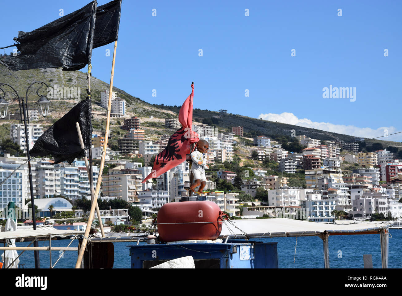 Albanische Tradition - Spielzeug hängen auf der Boot für bringt Glück. Saranda, Albanien Stockfoto