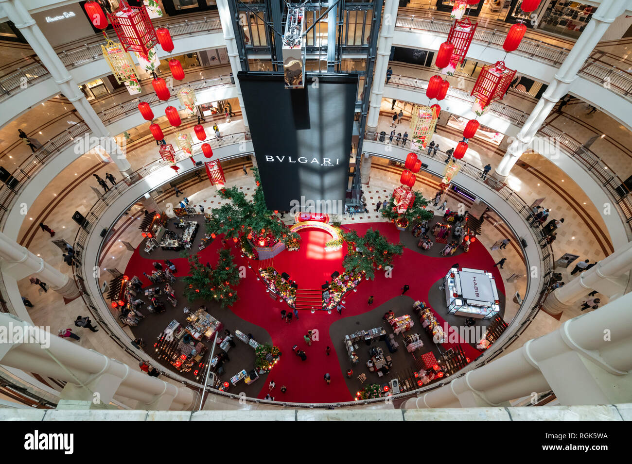 Anzeigen von Suria KLCC Shopping Mall mit commemorative Dekorationen der Chinesischen neue Jahr in Kuala Lumpur, Malaysia Stockfoto