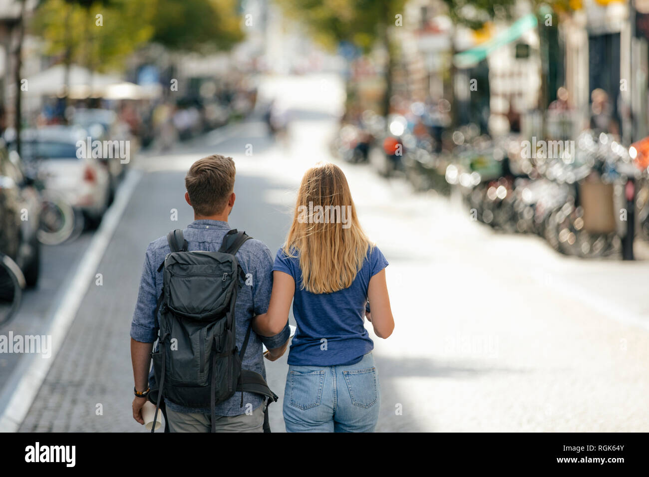 Niederlande, Maastricht, Rückansicht des jungen Paares zu Fuß die Stadt Stockfoto