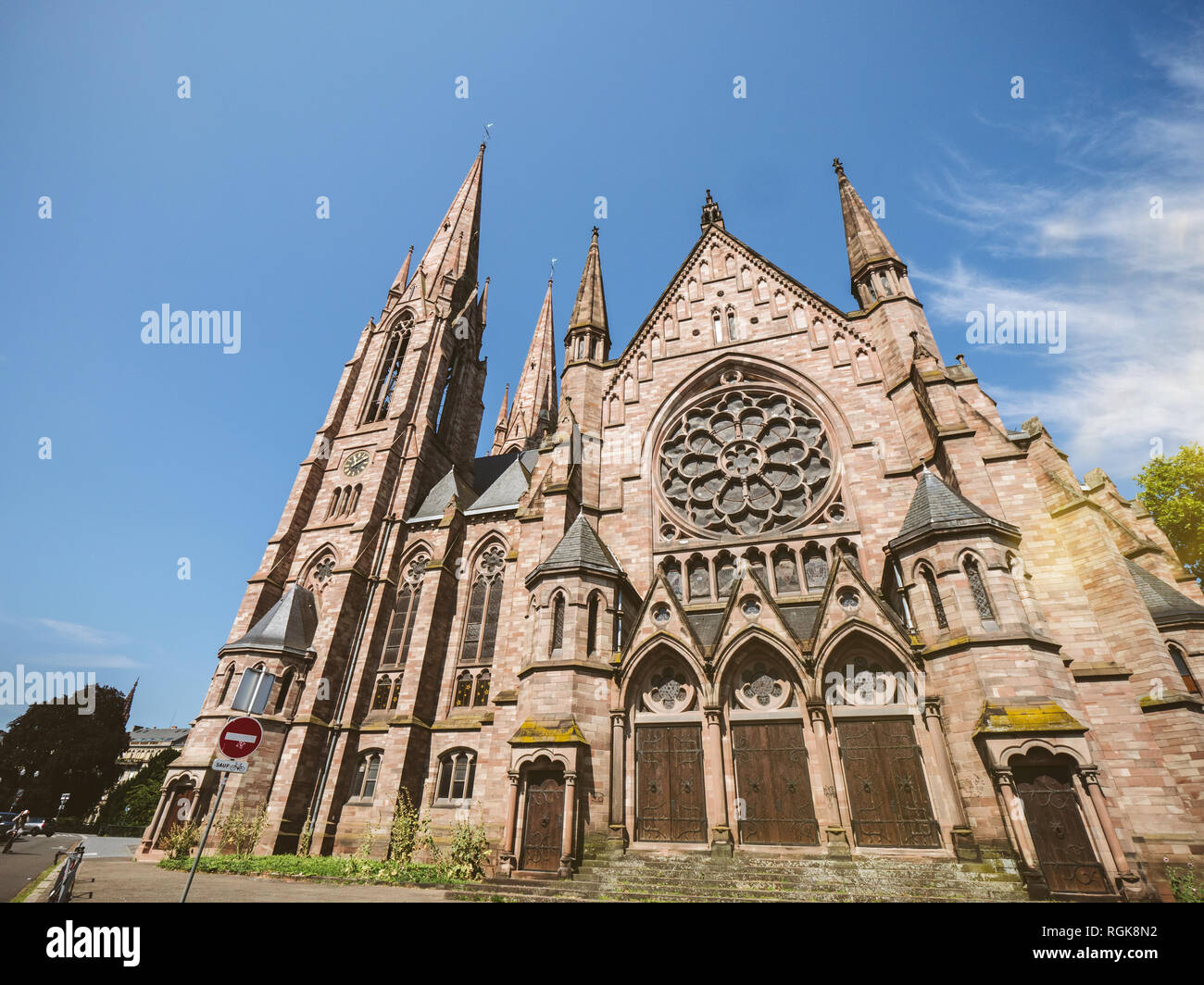 Straßburg, Frankreich - May 16, 2018: Die St. Paul's Kirche von Straßburg Eglise reformee Saint-Paul die großen neugotischen Architektur Gebäude im Zentrum von Straßburg, breiten Winkel, Ansicht von unten Stockfoto
