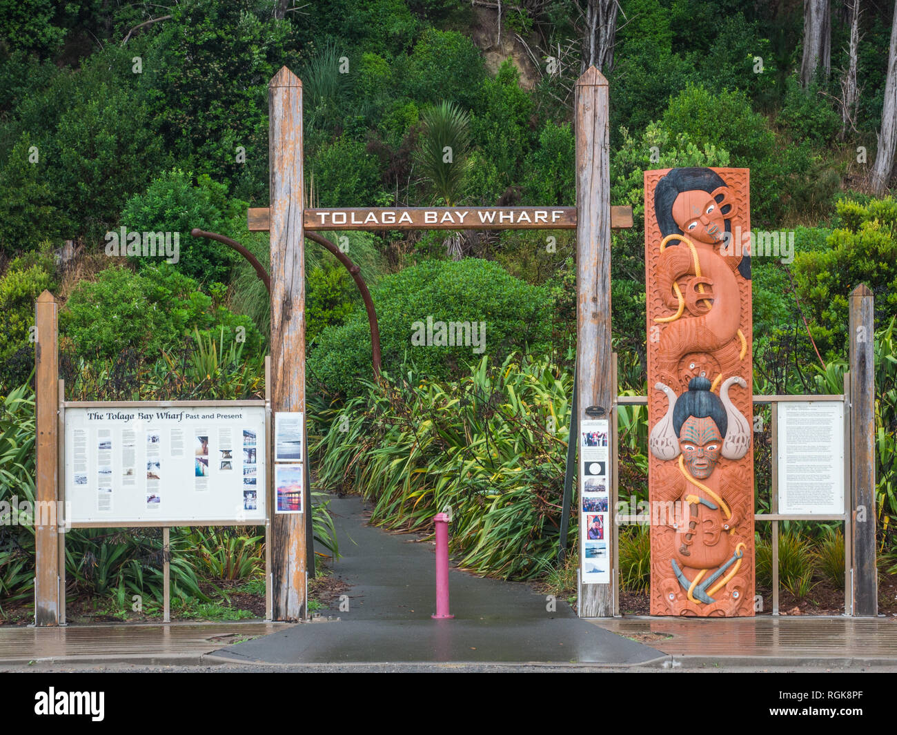 Geschnitzte gateway zu Tologa Bay Wharf, East Cape, North Island, Neuseeland Stockfoto