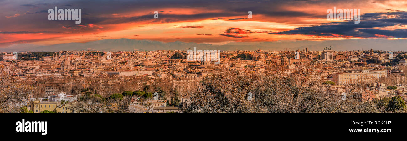 Faszinierende Aussicht auf Sonnenuntergang auf stadtbild von Rom in Italien Stockfoto