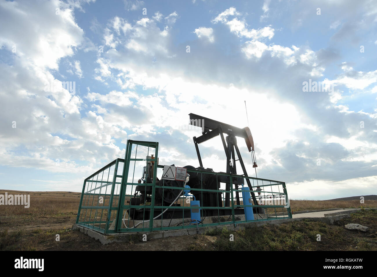 Pumpjack in Kazantypskyi staatliche Naturreservat am Kap in der Nähe von Mysovoye Kazantyp, Krim, Ukraine. 4. Oktober 2008 © wojciech Strozyk/Alamy Stock Foto Stockfoto