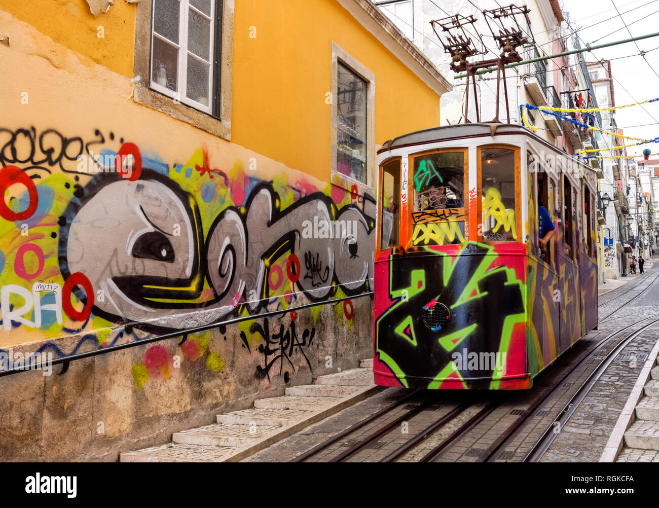 Graffiti bedeckt Bica Standseilbahn Straßenbahn in Lissabon, Portugal Stockfoto