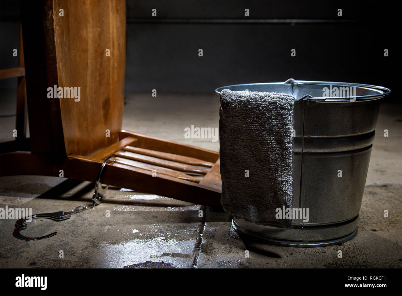 Folter Kammer mit einem Wassereimer für umstrittene Waterboarding Stockfoto