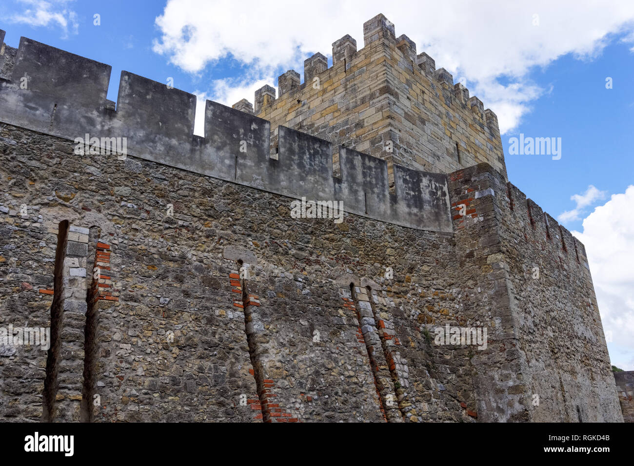 Mittelalterlichen Mauern des Castelo de São Jorge in Lissabon, Portugal Stockfoto