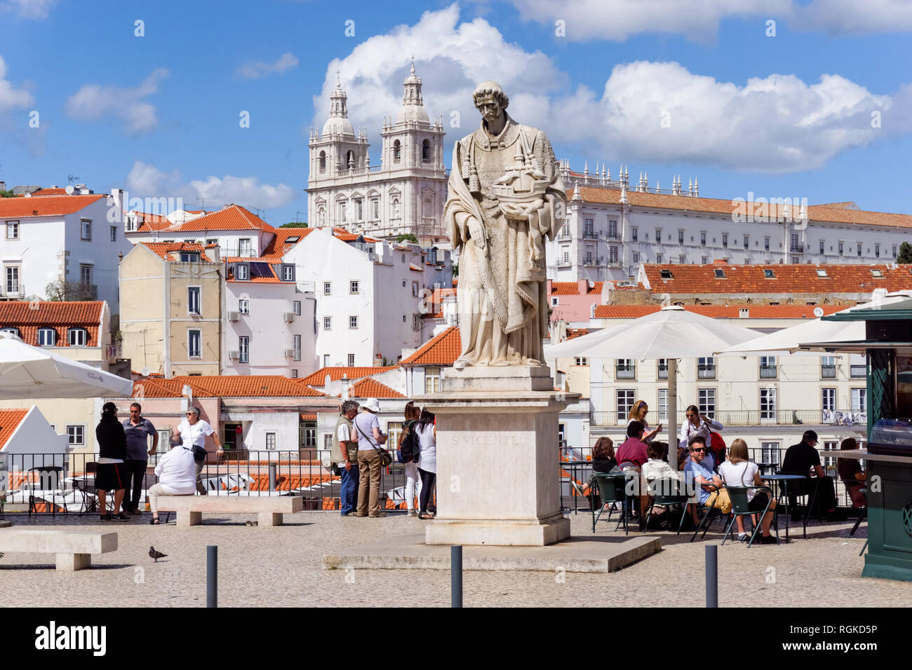 Statue des Hl. Vinzenz, dem Schutzpatron von Lissabon mit Kirche von São Vicente von Foren im Hintergrund, Lissabon, Portugal Stockfoto